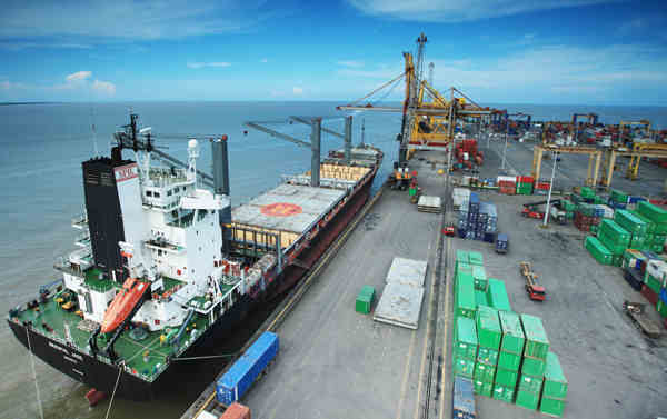 �ڰ���ͷ��Ƶ��أ��ȳ���ͷ�����ϸ��˫������̨��������Ӱ���ϸ